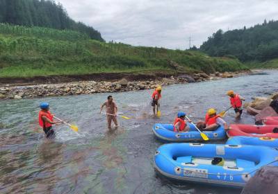 瓦屋山漂流和七里坪漂流哪个好玩、瓦屋山漂流门票多少钱、瓦屋山漂流开放时间