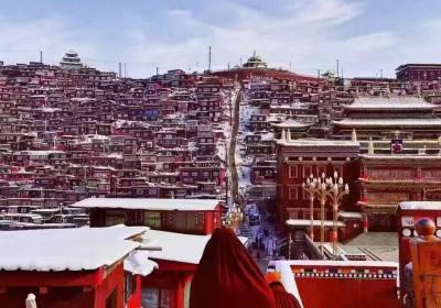 去色达旅游跟团要多少钱（去色达旅游多少天合适）